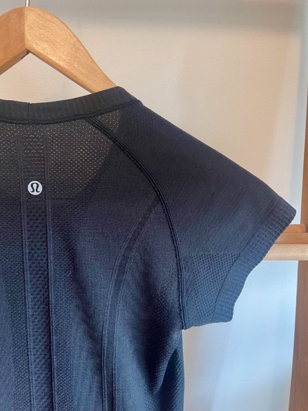 Lululemon Black Seamless Longline Short Sleeve Athletic Top XS - Picture 8 of 12